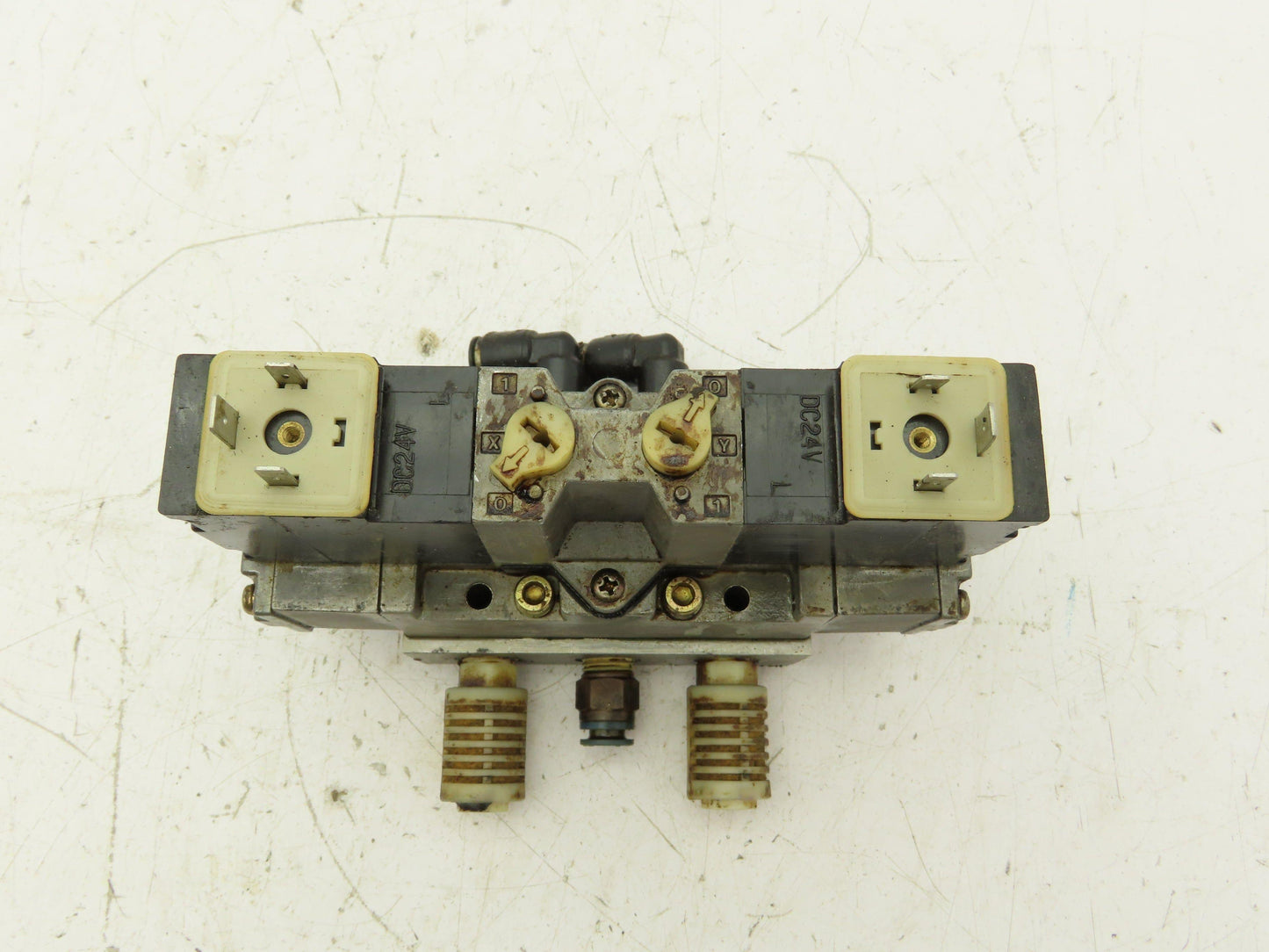 CKD 4F440-L Pneumatic Solenoid Valve 5 Port 3-Pos 24VDC