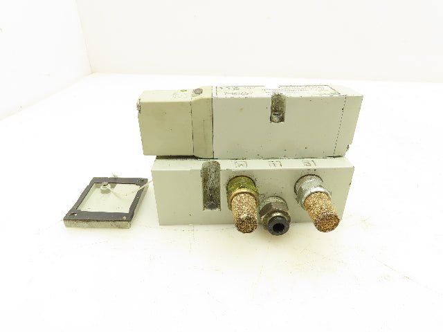 Numatics 122BA4Z2MN00061 Pneumatic Solenoid Valve w/Manifold Base 24VDC Lot of 3