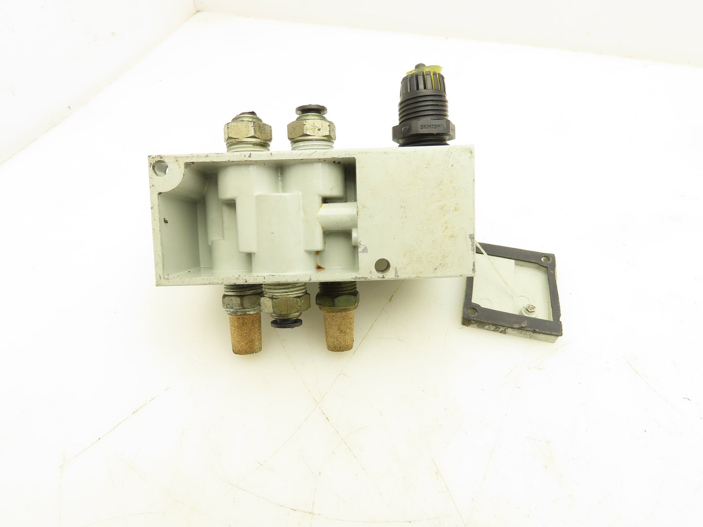 Numatics 122BA4Z2MN00061 Pneumatic Solenoid Valve w/Manifold Base 24VDC Lot of 3