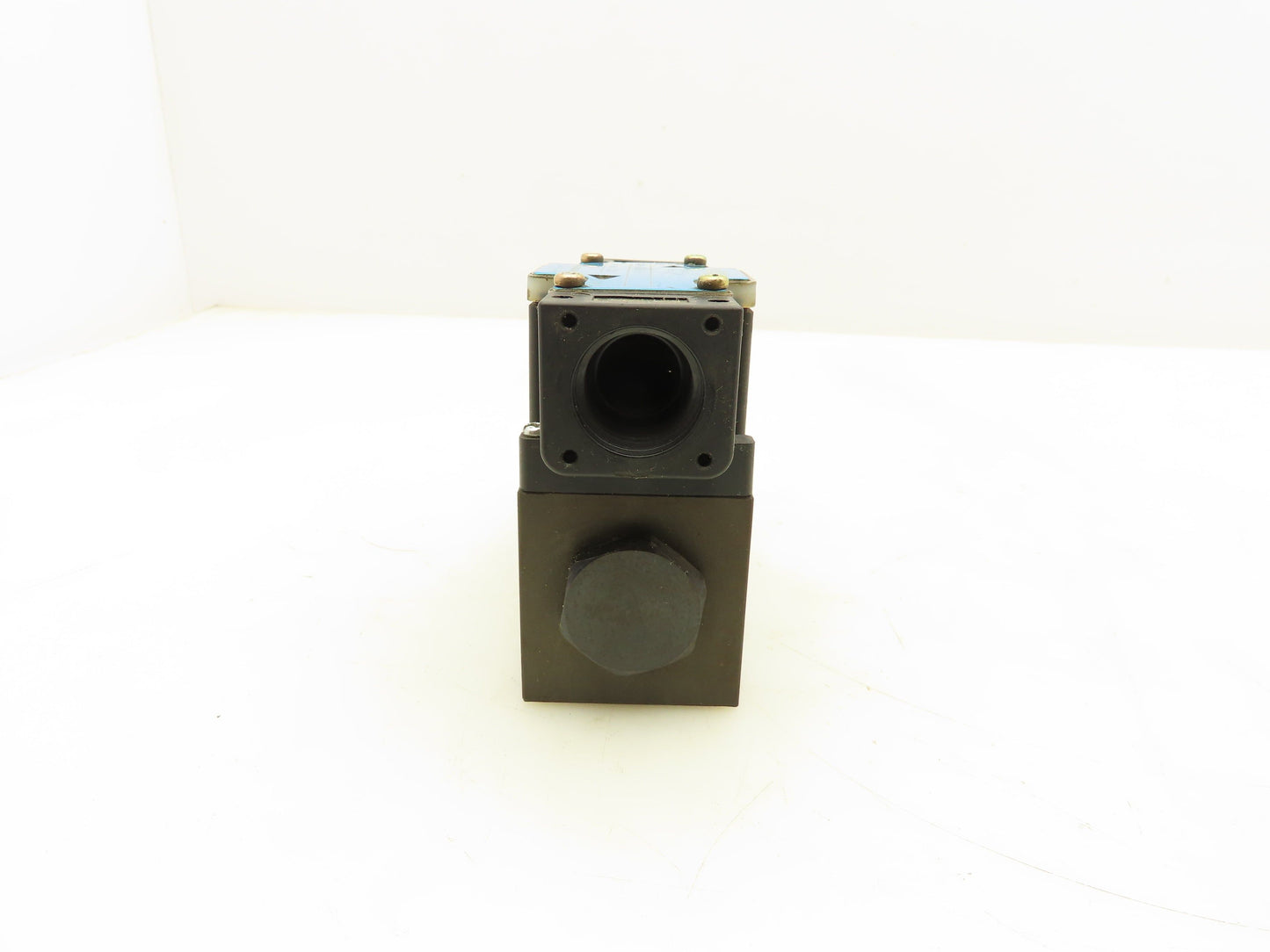 Nachi SL-G01-A3X-R-E1-31 Hydraulic Directional Solenoid Valve 3-Pos 100V