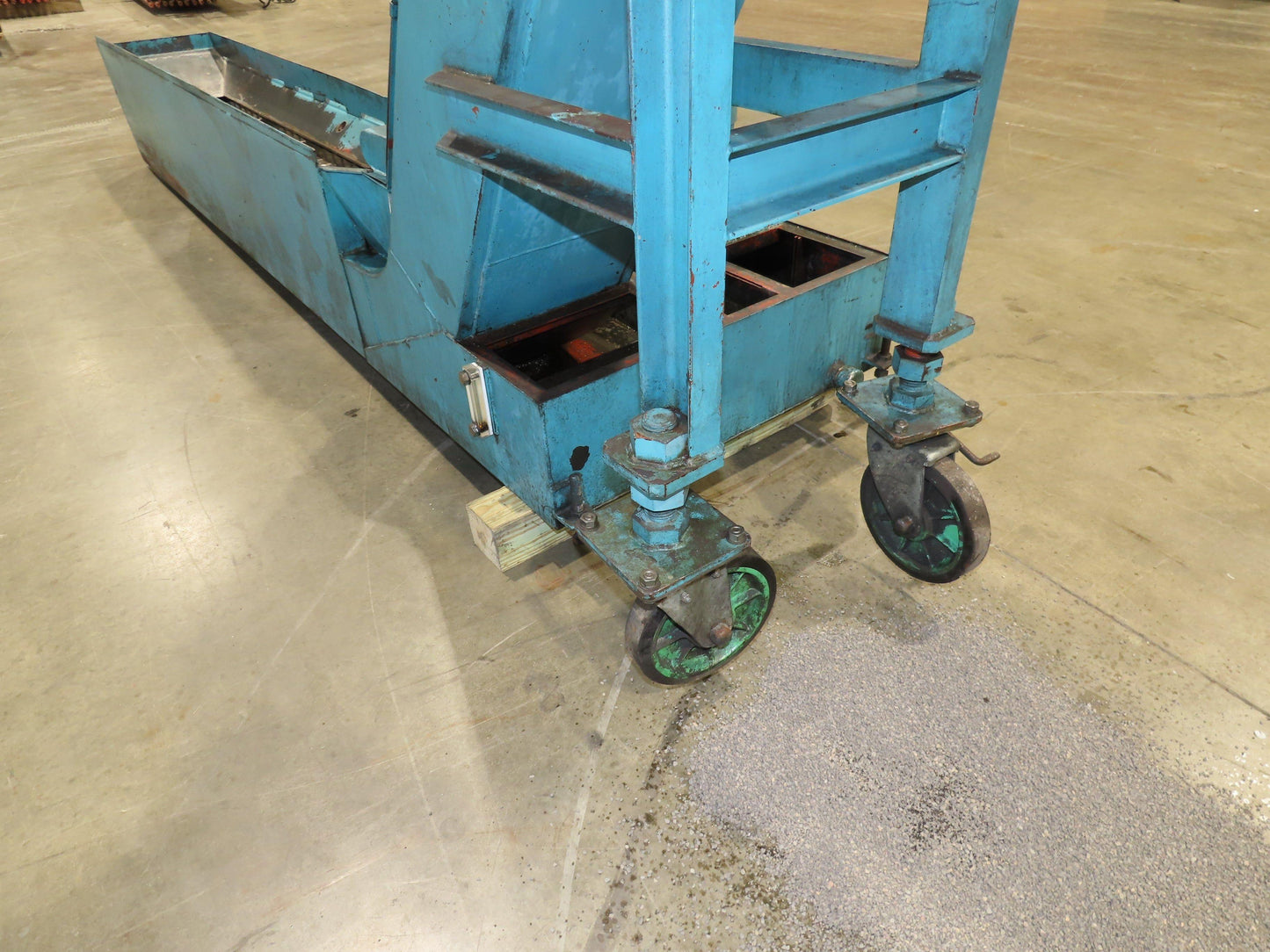 Tsubaki CNC Chip Conveyor 84" Infeed 44" Discharge 220V 3PH w/Coolant Tank Pump