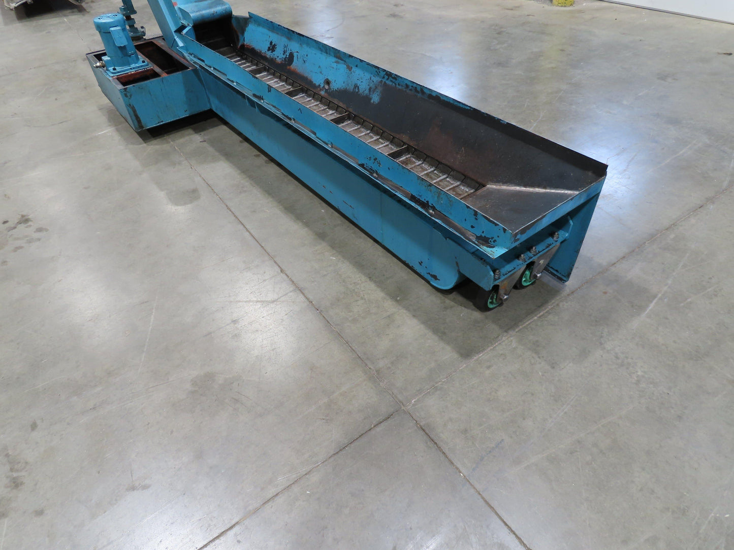 Tsubaki CNC Chip Conveyor 84" Infeed 44" Discharge 220V 3PH w/Coolant Tank Pump
