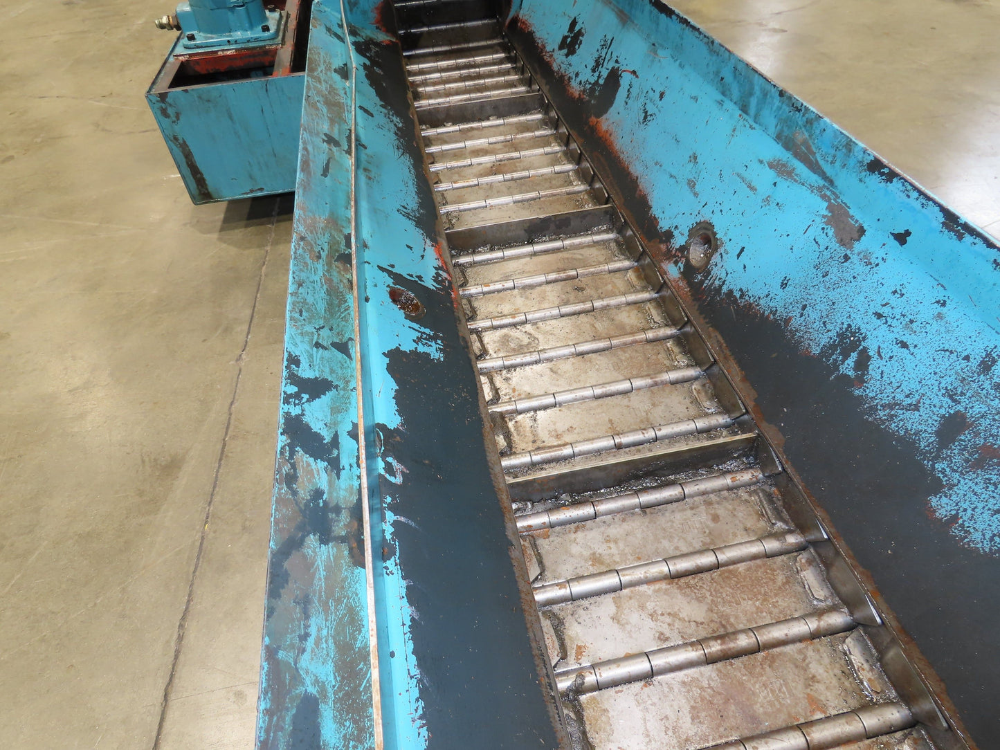 Tsubaki CNC Chip Conveyor 84" Infeed 44" Discharge 220V 3PH w/Coolant Tank Pump