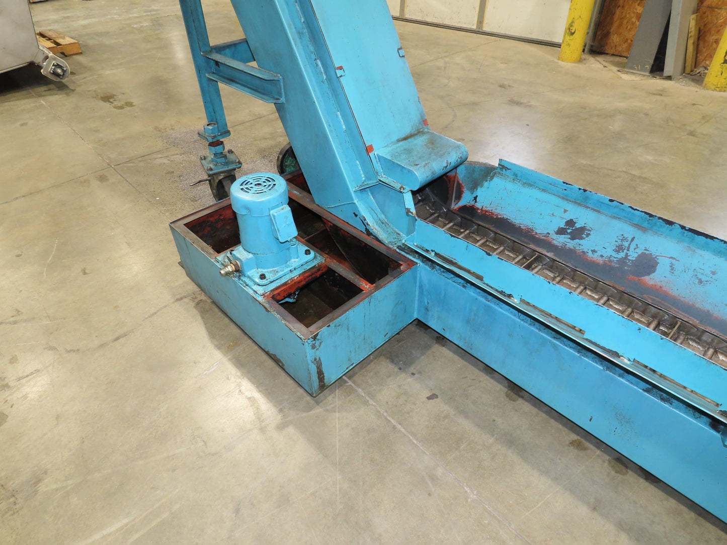 Tsubaki CNC Chip Conveyor 84" Infeed 44" Discharge 220V 3PH w/Coolant Tank Pump