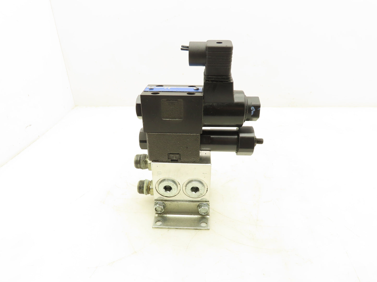 Yuken DSG-01-2B2-D24-N-7090 Directional Solenoid Relief Valve Manifold Stack 24V