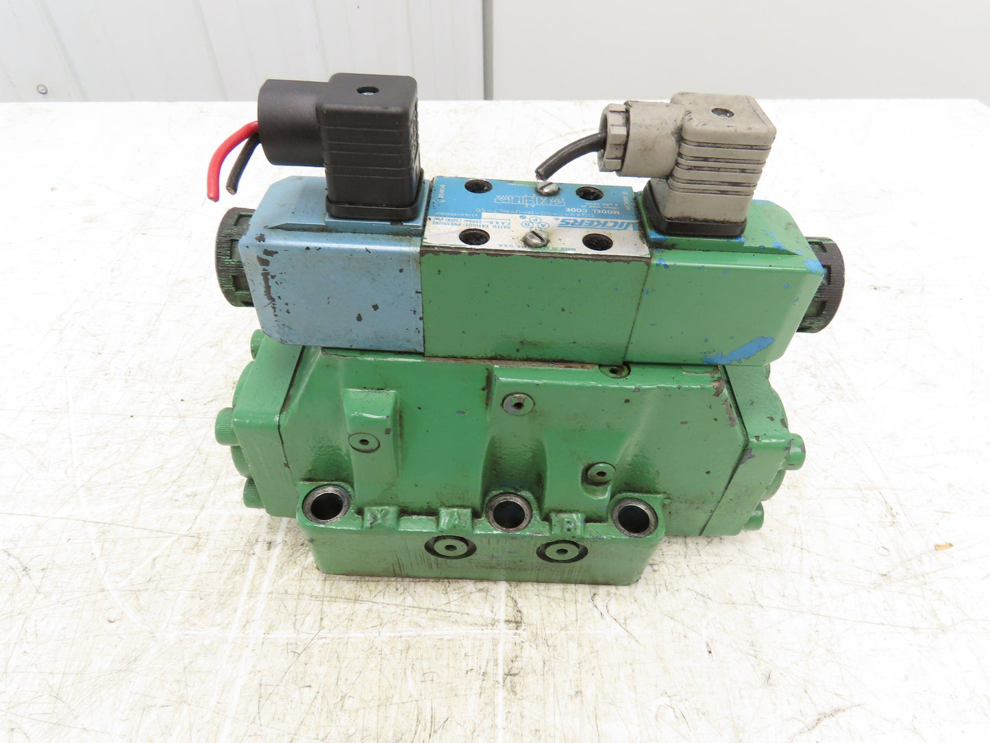 Vickers DG5S-8-2C-T-M-U-HL7-40 Directional Control Solenoid Valve 24VDC