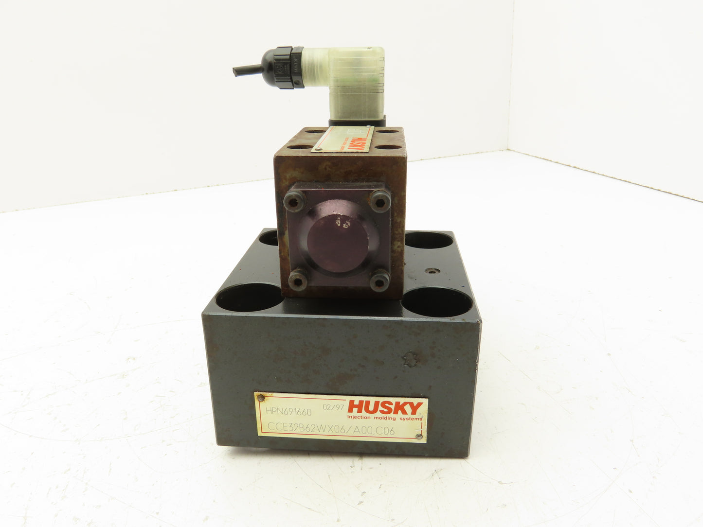 Husky CCE32B62WX06 Cartridge Valve Cover 24V Directional Pilot Valve WE42