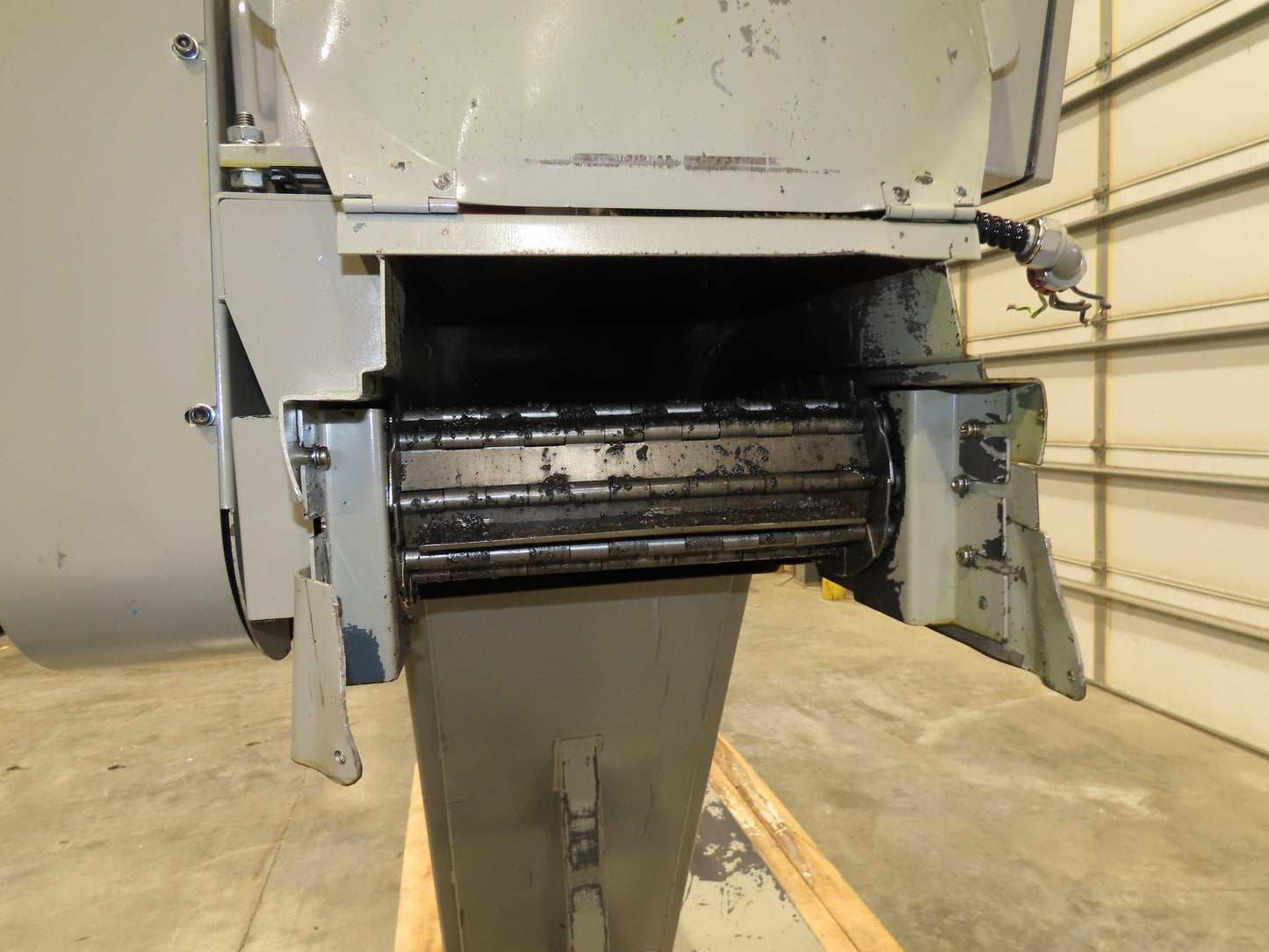 Enomoto Hinge Belt CNC Chip Conveyor 15"x 88" Infeed 46" Discharge 220V 3PH