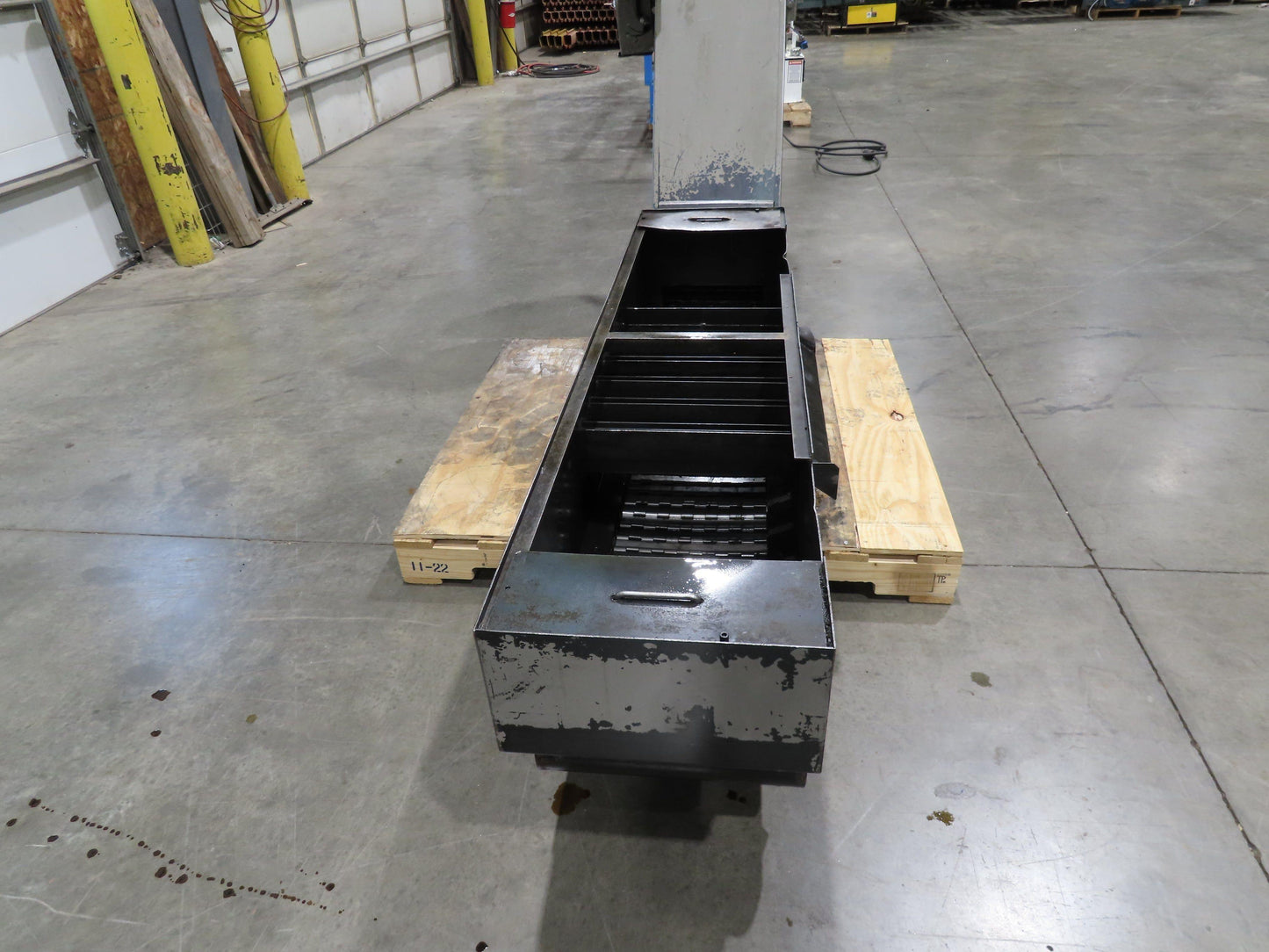 Enomoto Hinge Belt CNC Chip Conveyor 16"x 62" Infeed 36-42" Discharge 220V 3PH