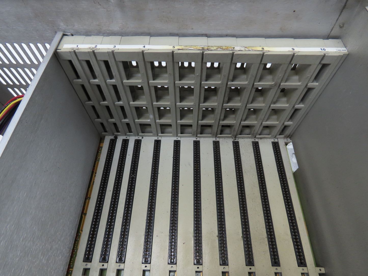 Cincinnati Milacron 3-700-0211A PLC Chassis 10-Slot Rack Power Supply 115V 1PH
