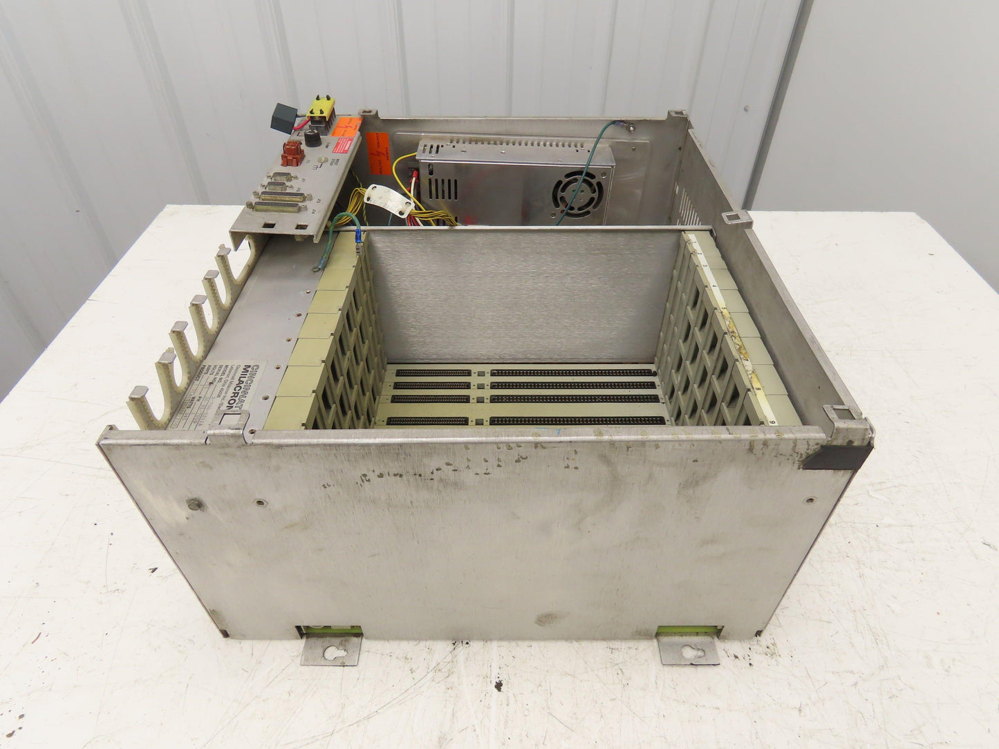 Cincinnati Milacron 3-700-0211A PLC Chassis 10-Slot Rack Power Supply 115V 1PH