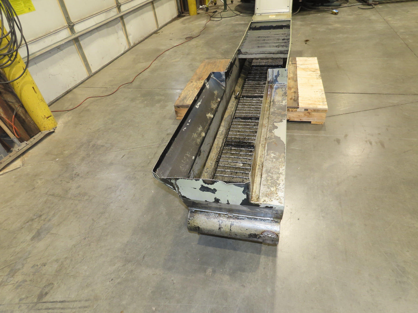 Enomoto Hinge Belt CNC Chip Conveyor 16"x 88" Infeed 46" Discharge 220V 3PH