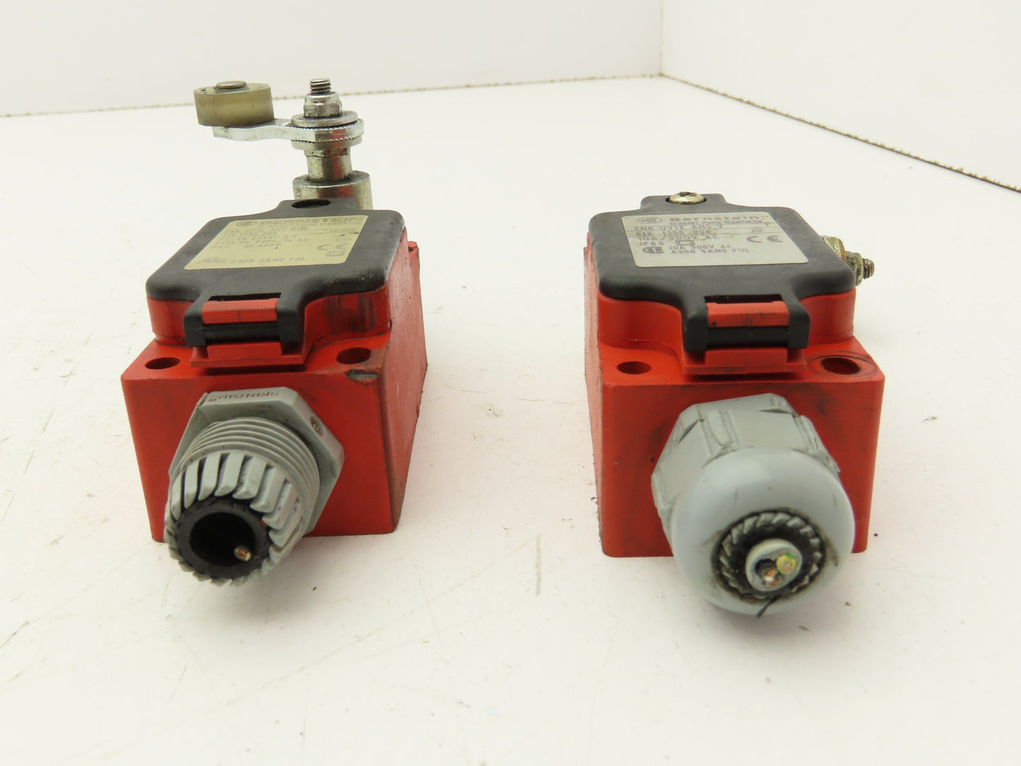 Bernstein ENK-UV1Z AHS-V Limit Switch 500V 10A 30mm Arm Plastic Roller Lot of 2