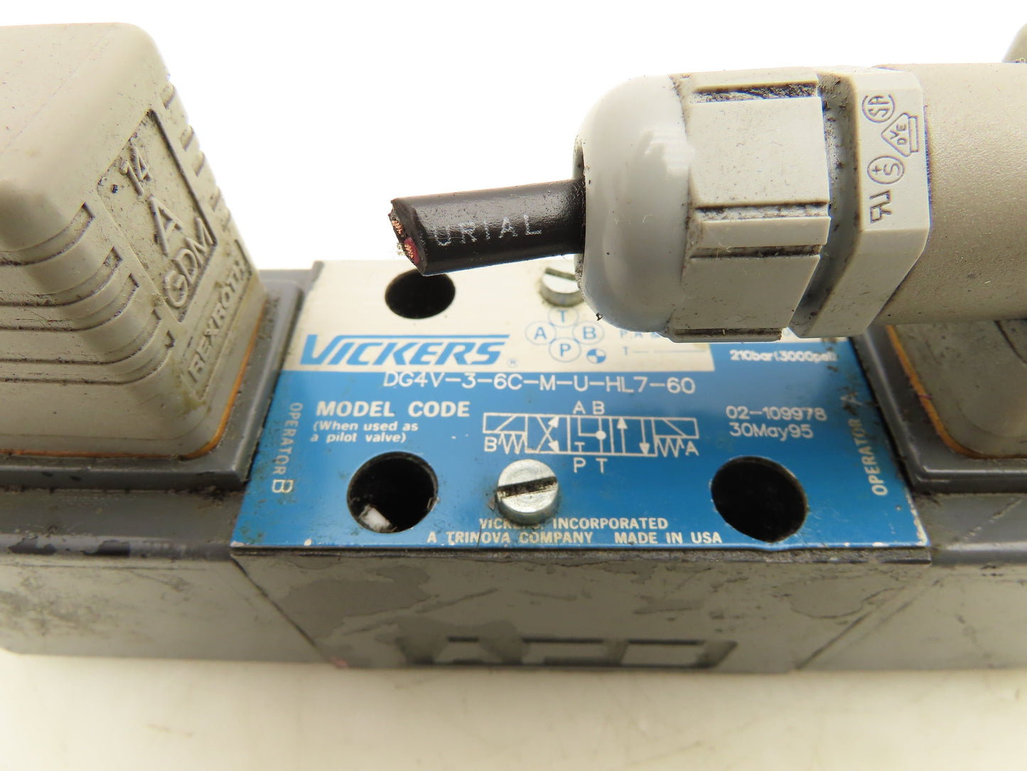 Vickers DG4V-3-6C-M-U-HL7-60 Directional Control Solenoid Valve 24VDC