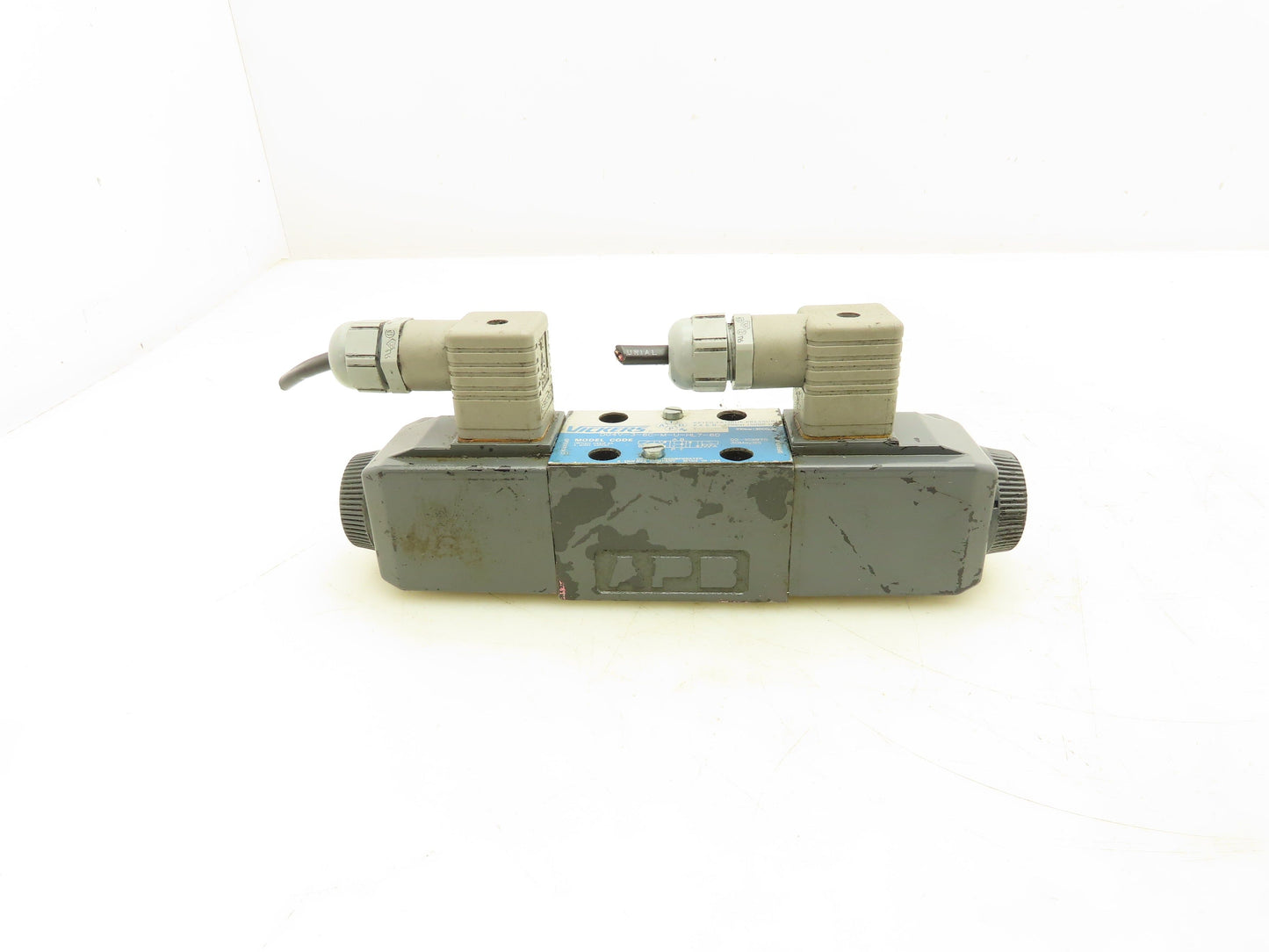 Vickers DG4V-3-6C-M-U-HL7-60 Directional Control Solenoid Valve 24VDC