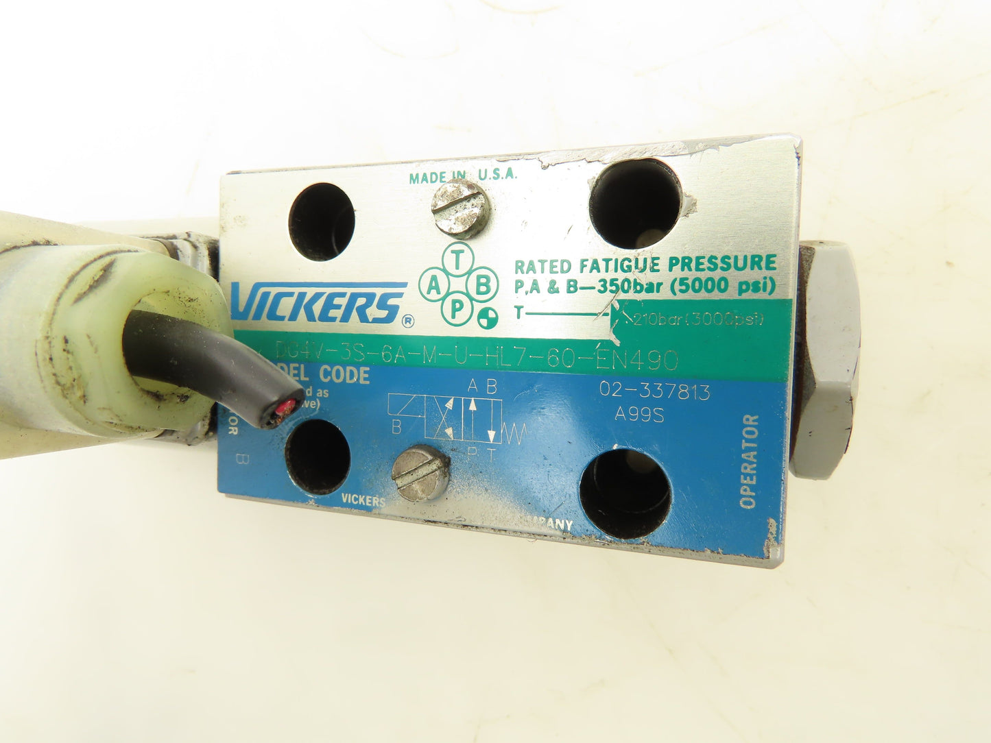 Vickers DG4V-3S-6A-M-U-HL7-60 Directional Control Solenoid Valve 24VDC