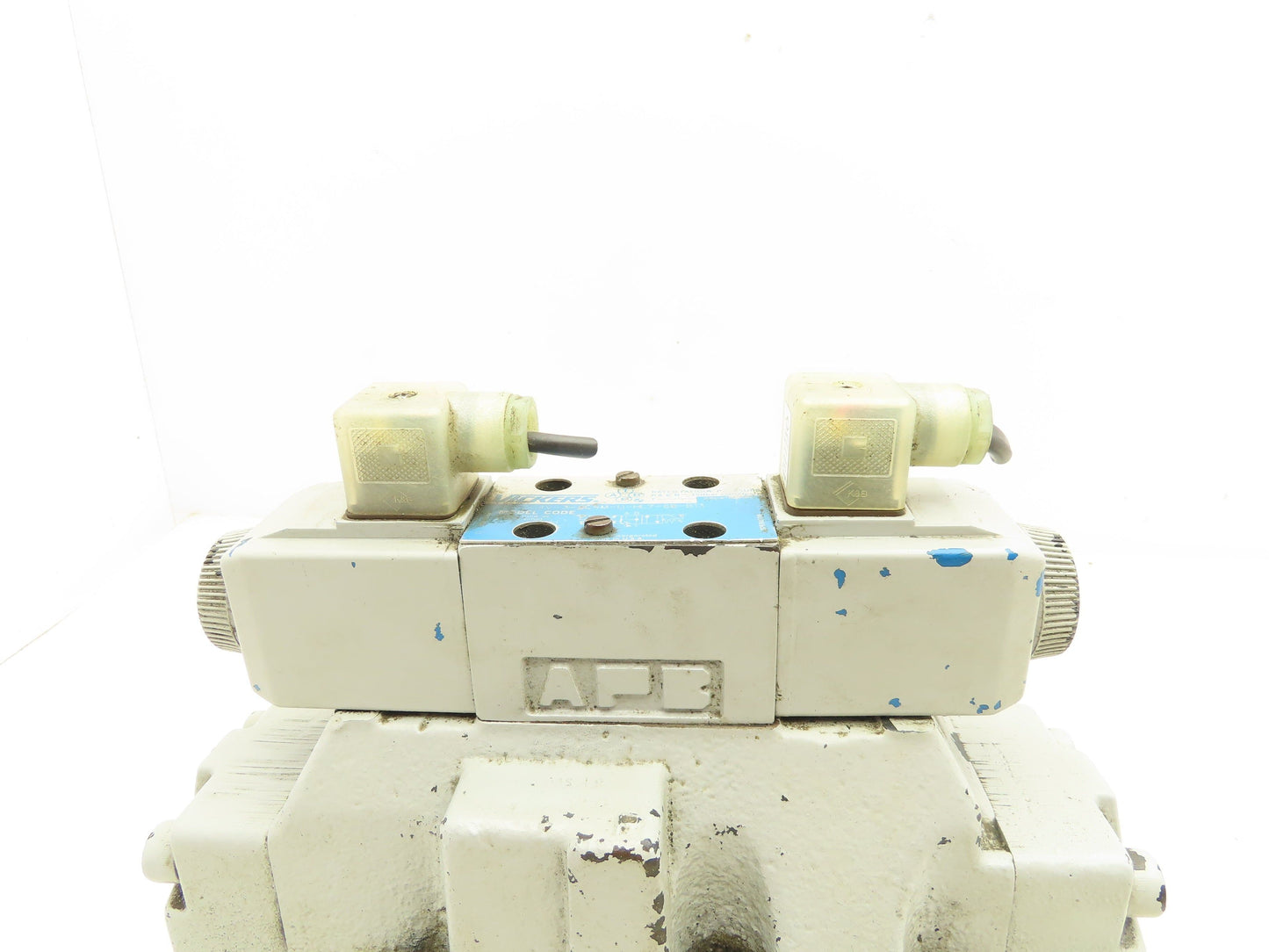 Vickers DG5V-8-H-31C-E-T-M-U-HL-B13-10 Directional Control Solenoid Valve 24V
