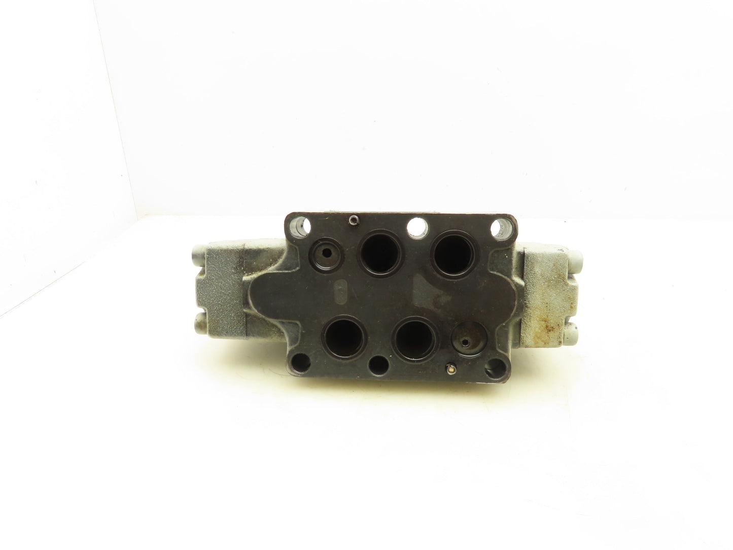 Vickers DG5V-8-H-31C-E-T-M-U-HL-B13-10 Directional Control Solenoid Valve 24V