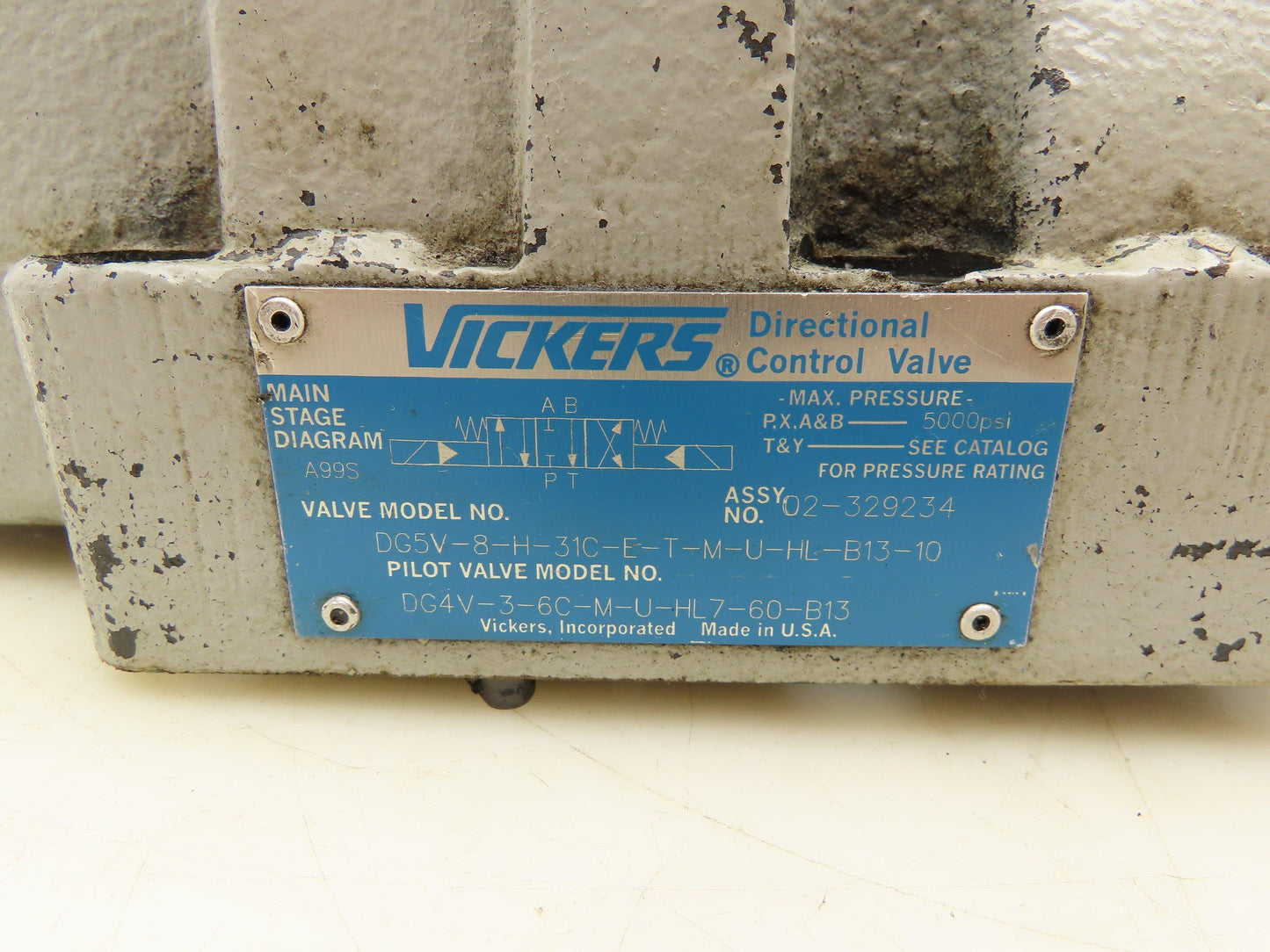 Vickers DG5V-8-H-31C-E-T-M-U-HL-B13-10 Directional Control Solenoid Valve 24V