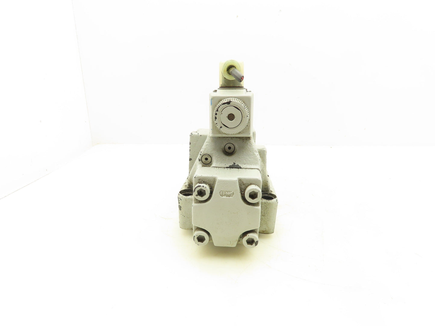 Vickers DG5V-8-H-31C-E-T-M-U-HL-B13-10 Directional Control Solenoid Valve 24V