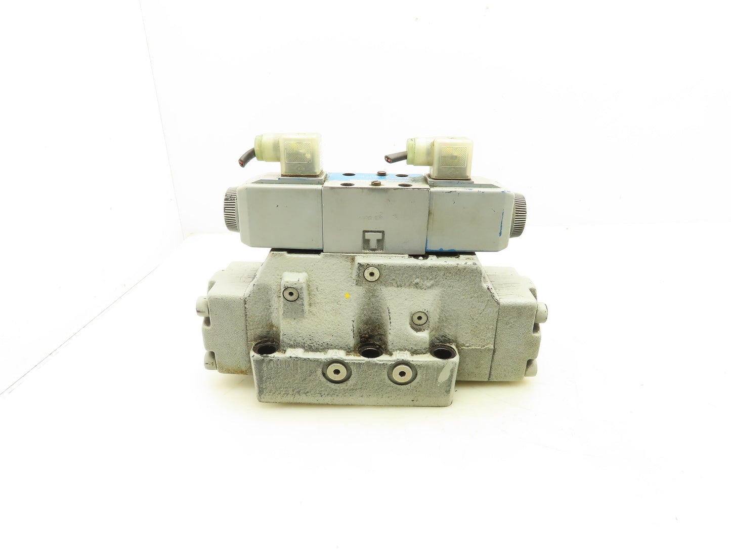 Vickers DG5V-8-H-31C-E-T-M-U-HL-B13-10 Directional Control Solenoid Valve 24V