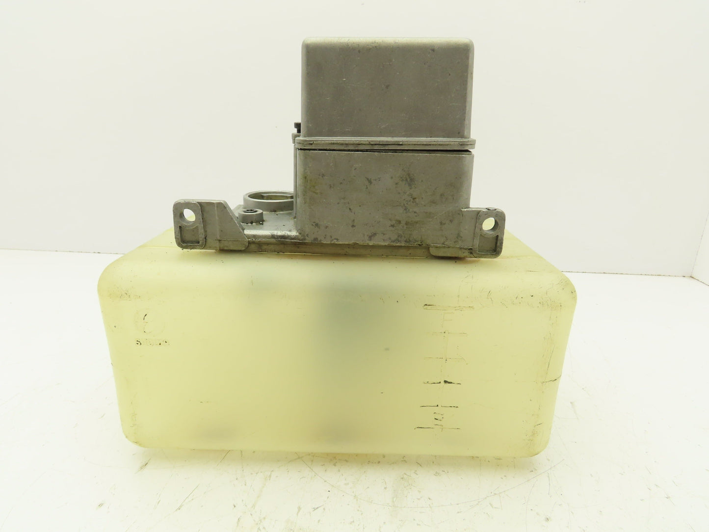 Showa LCB4 8210 Lubrication Oil Pump Machine Oiler 6L Tank 0.1 L/Min 200V
