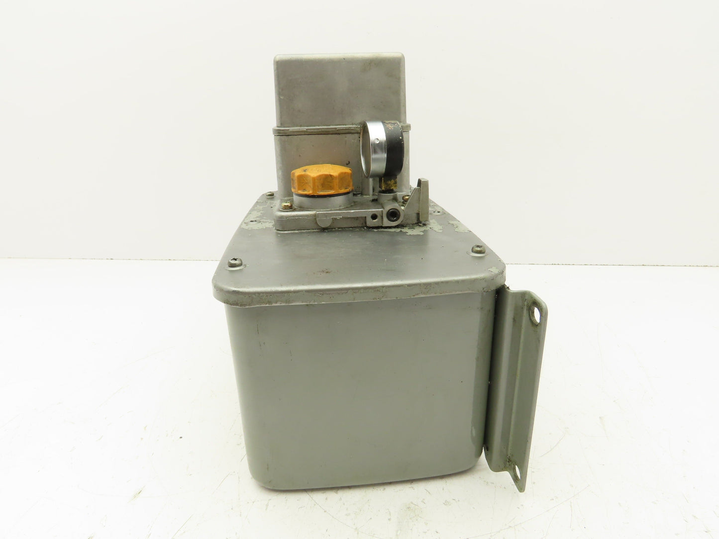 Showa LCB4 7661 Lubrication Oil Pump Machine Oiler 6L Steel Tank 0.1 L/Min 200V