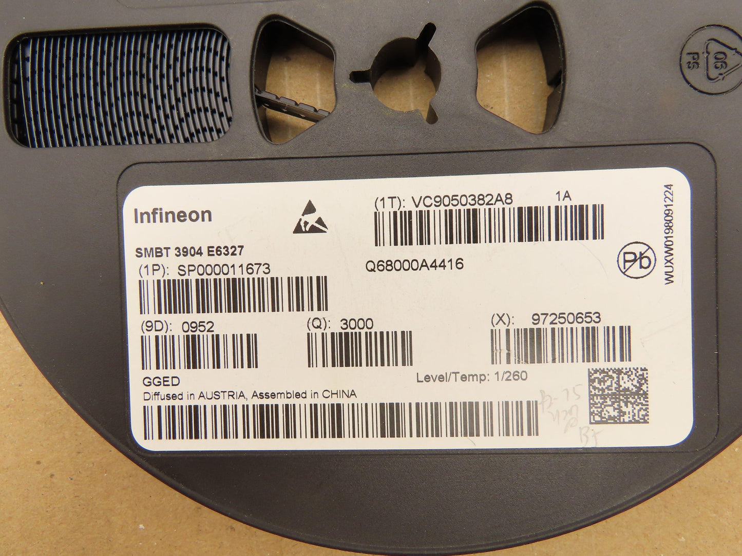 Infineon SMBT3904E6327 Bipolar Transistors Array 3000 Pieces