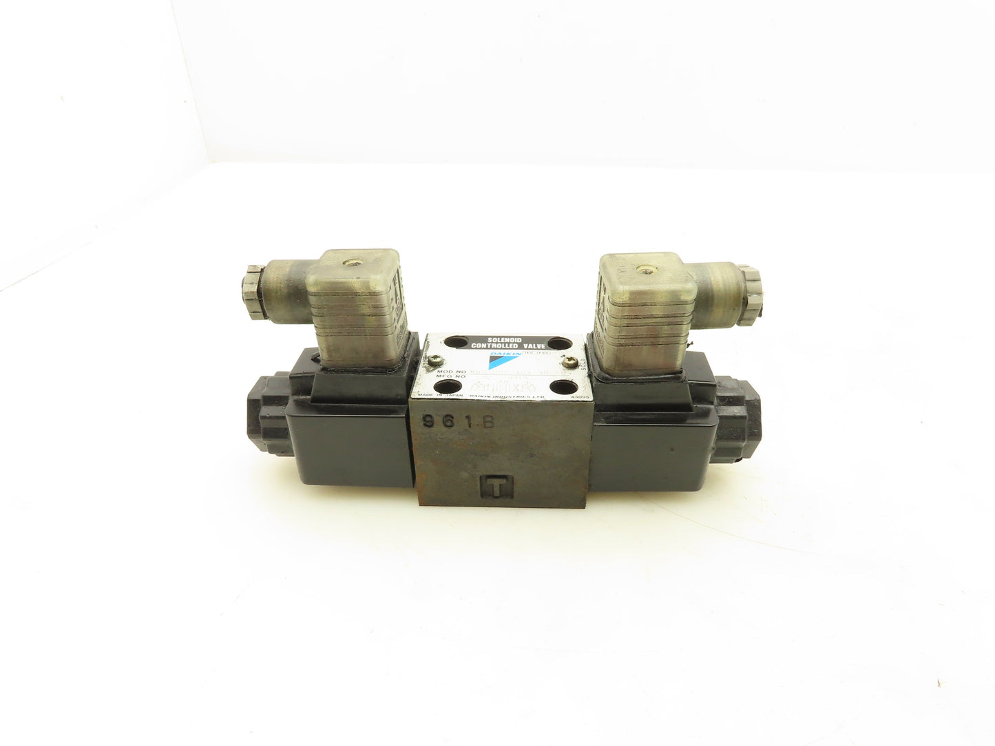 Daikin KSO-G02-4CA-30-CL Hydraulic Directional Control Solenoid Valve 110V