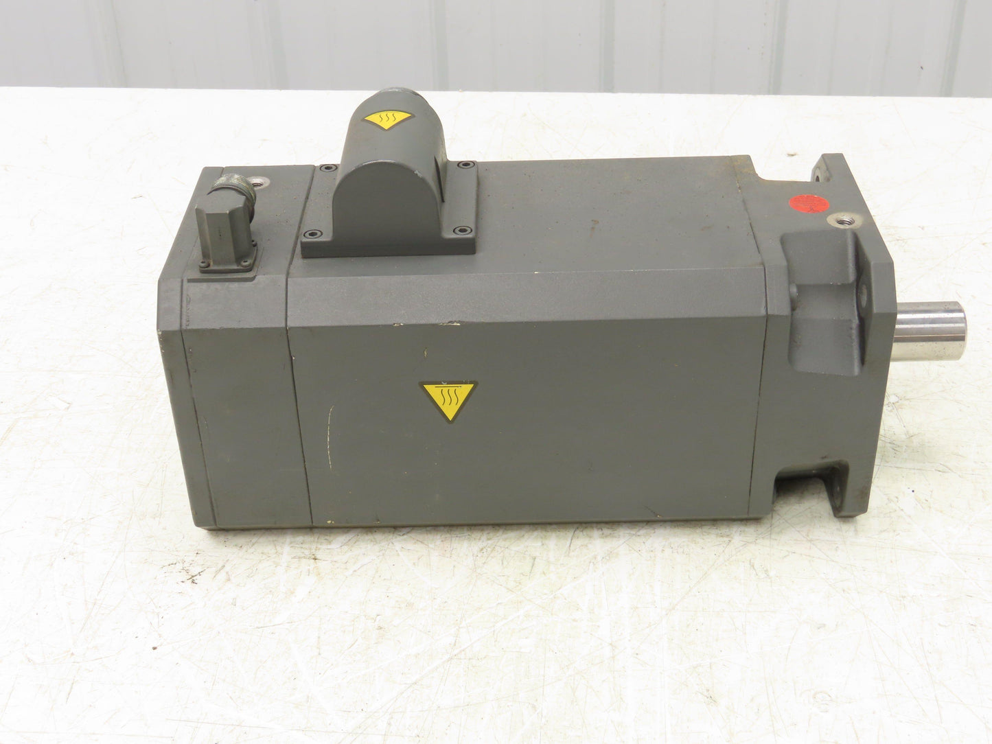 Siemens 1FT6086-8AH71-1AK3 Servo Motor 333V 7900 RPM 3PH Encoder IC2048S/R B25