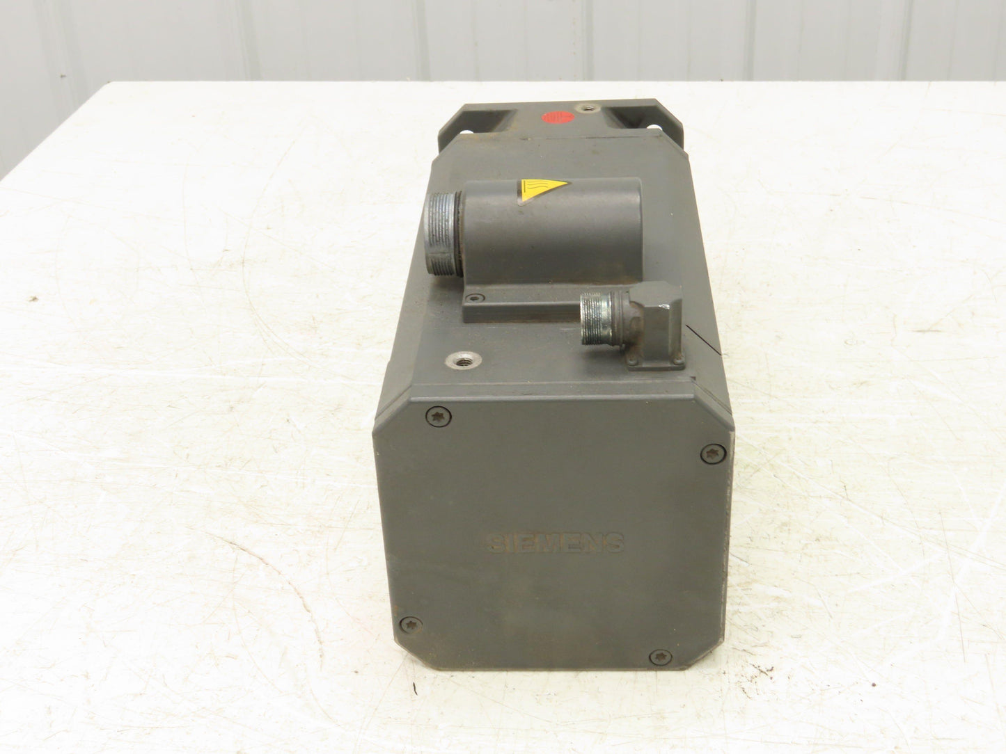 Siemens 1FT6086-8AH71-1AK3 Servo Motor 333V 7900 RPM 3PH Encoder IC2048S/R B25