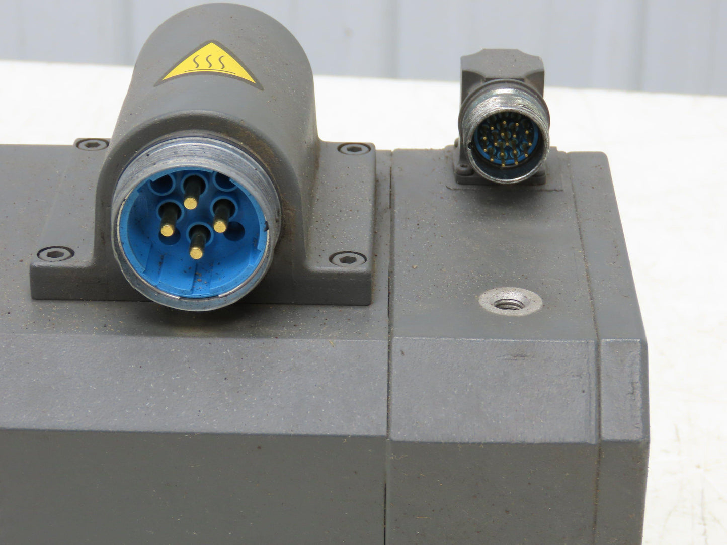 Siemens 1FT6086-8AH71-1AK3 Servo Motor 333V 7900 RPM 3PH Encoder IC2048S/R B25