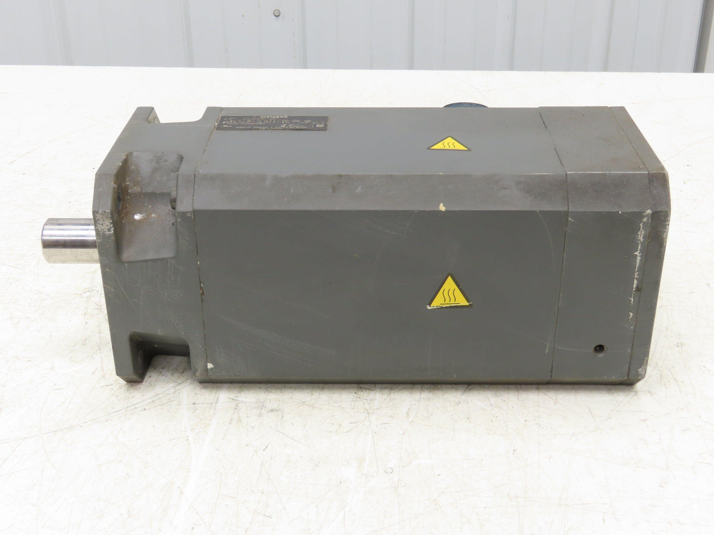 Siemens 1FT6086-8AH71-1AK3 Servo Motor 333V 7900 RPM 3PH Encoder IC2048S/R B25