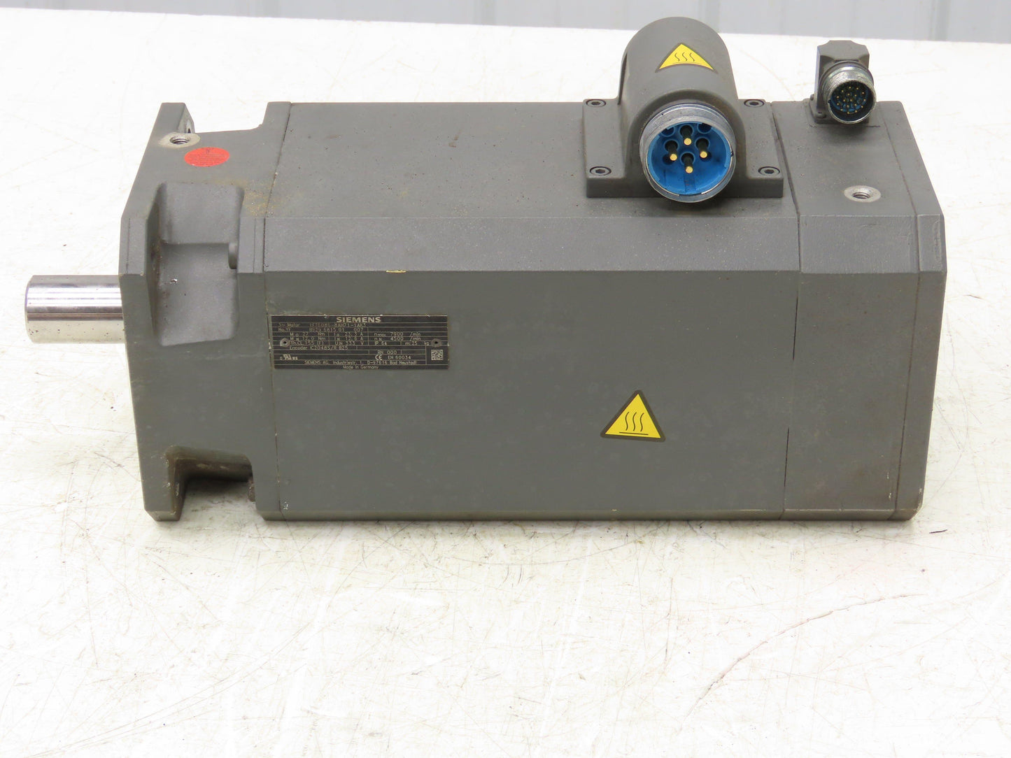 Siemens 1FT6086-8AH71-1AK3 Servo Motor 333V 7900 RPM 3PH Encoder IC2048S/R B25
