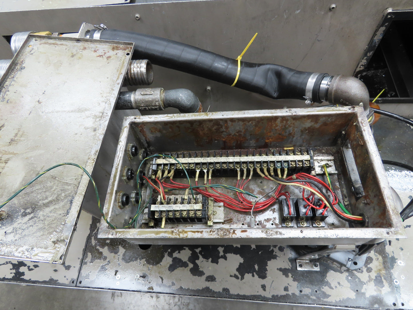 Syst Scraper Belt Chip Conveyor Coolant Recovery 3-Pump Filtration Tank