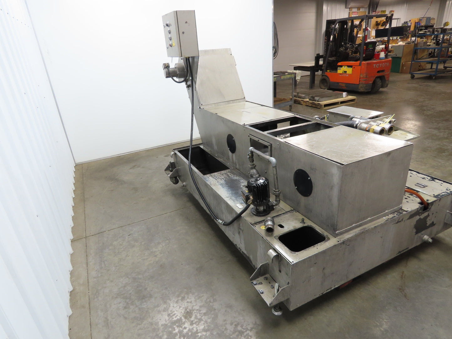 Syst Scraper Belt Chip Conveyor Coolant Recovery 3-Pump Filtration Tank