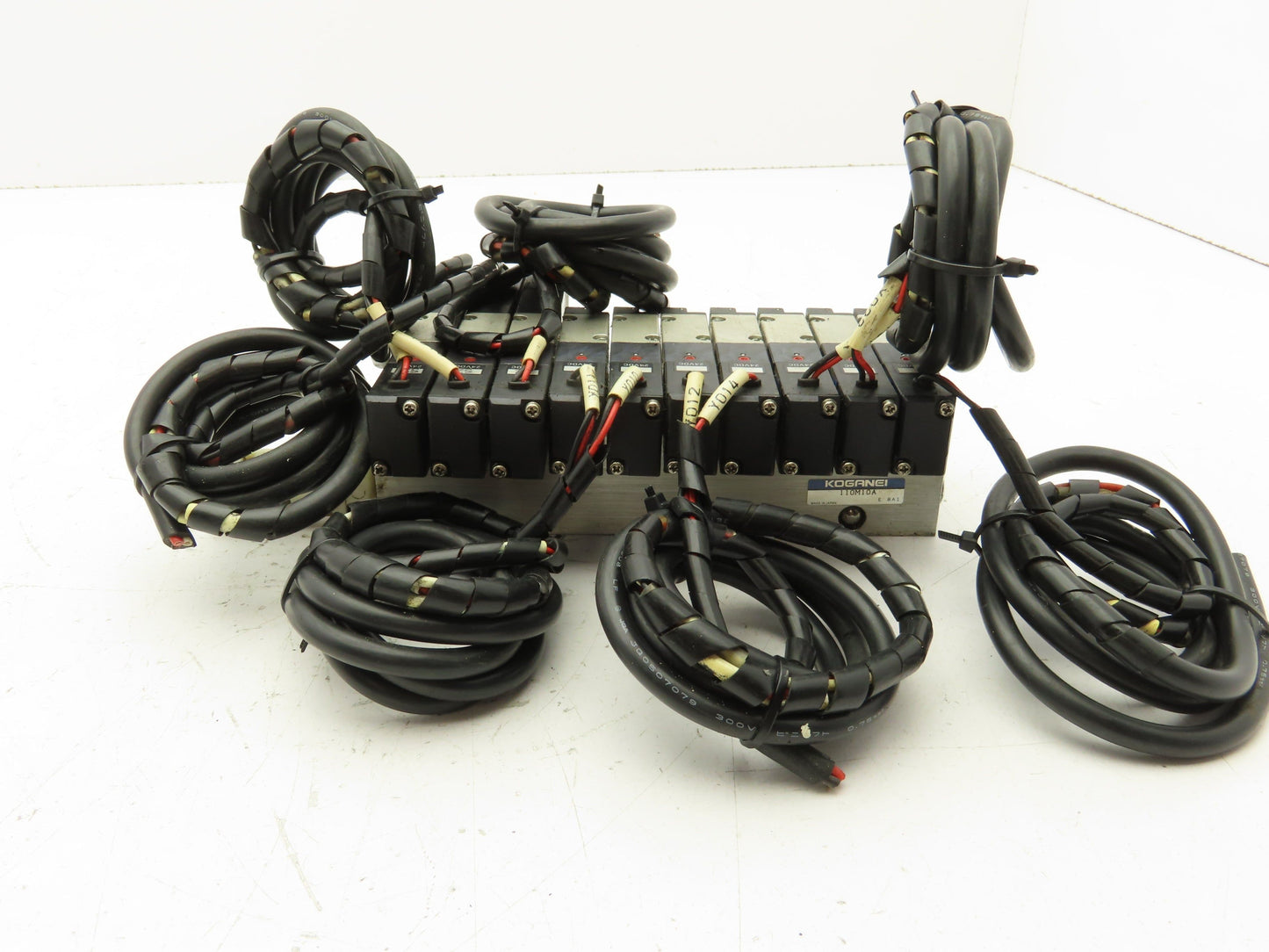 Koganei A113-4E2-13 Pneumatic Solenoid Valve 10-Station Manifold 24V