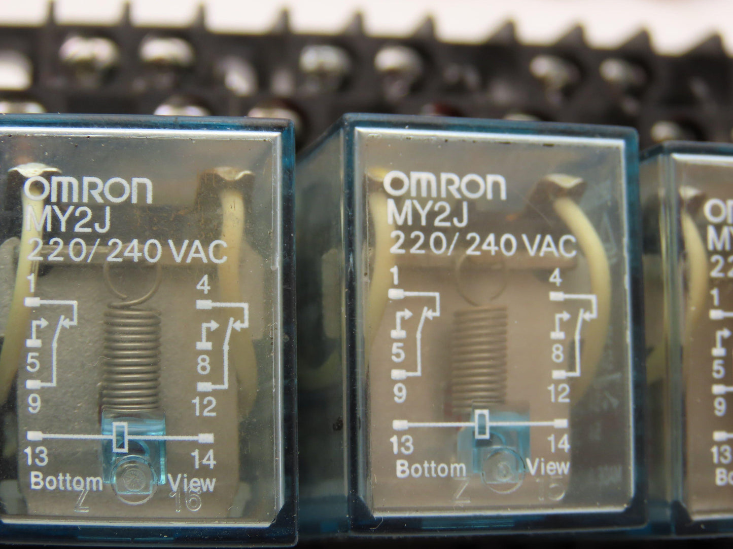 Omron MY2J General Purpose Relay w/Socket 5A 220/240VAC 28VDC 8 Pin Lot Of 25