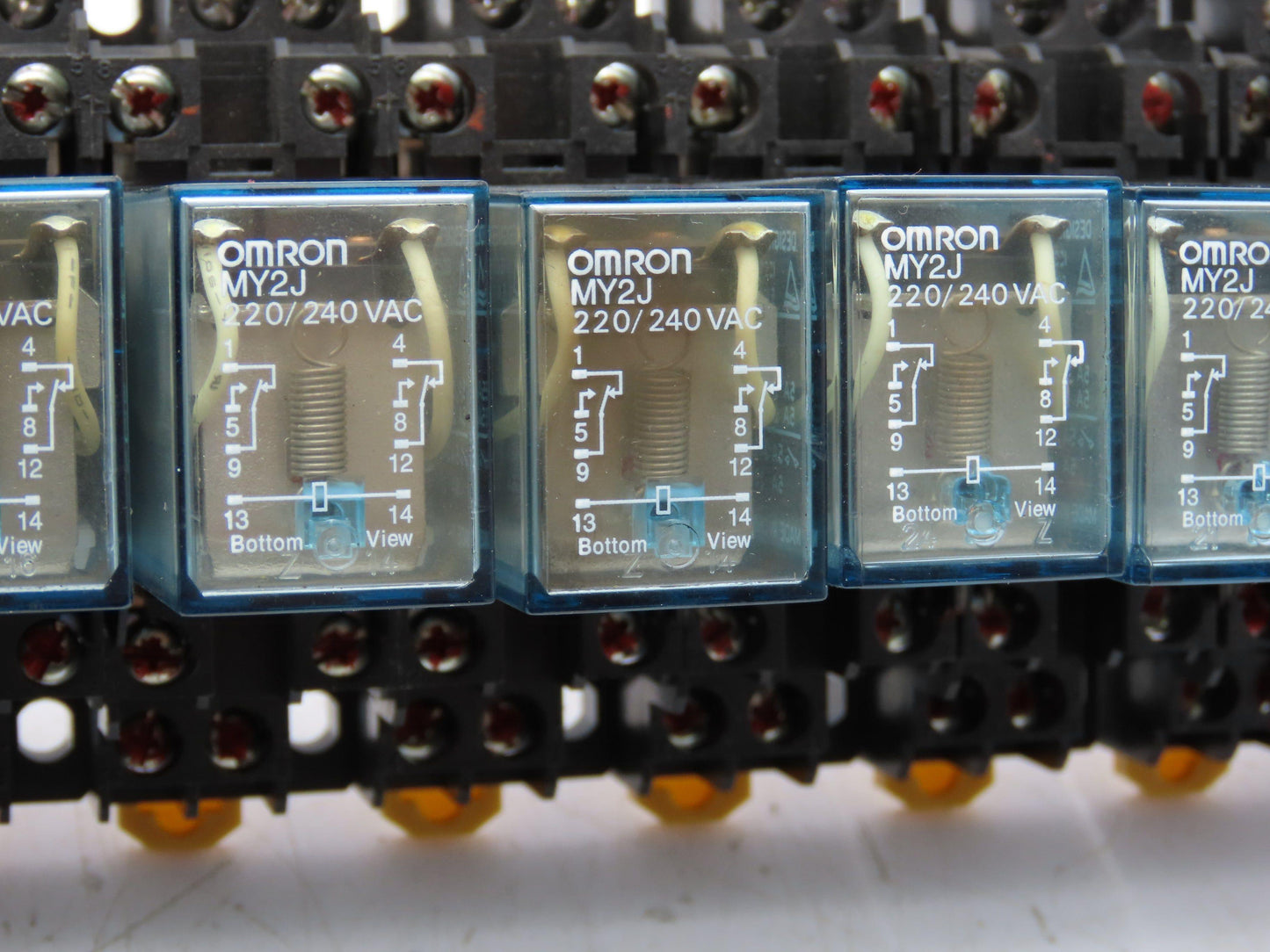 Omron MY2J General Purpose Relay w/Socket 5A 220/240VAC 28VDC 8 Pin Lot Of 25