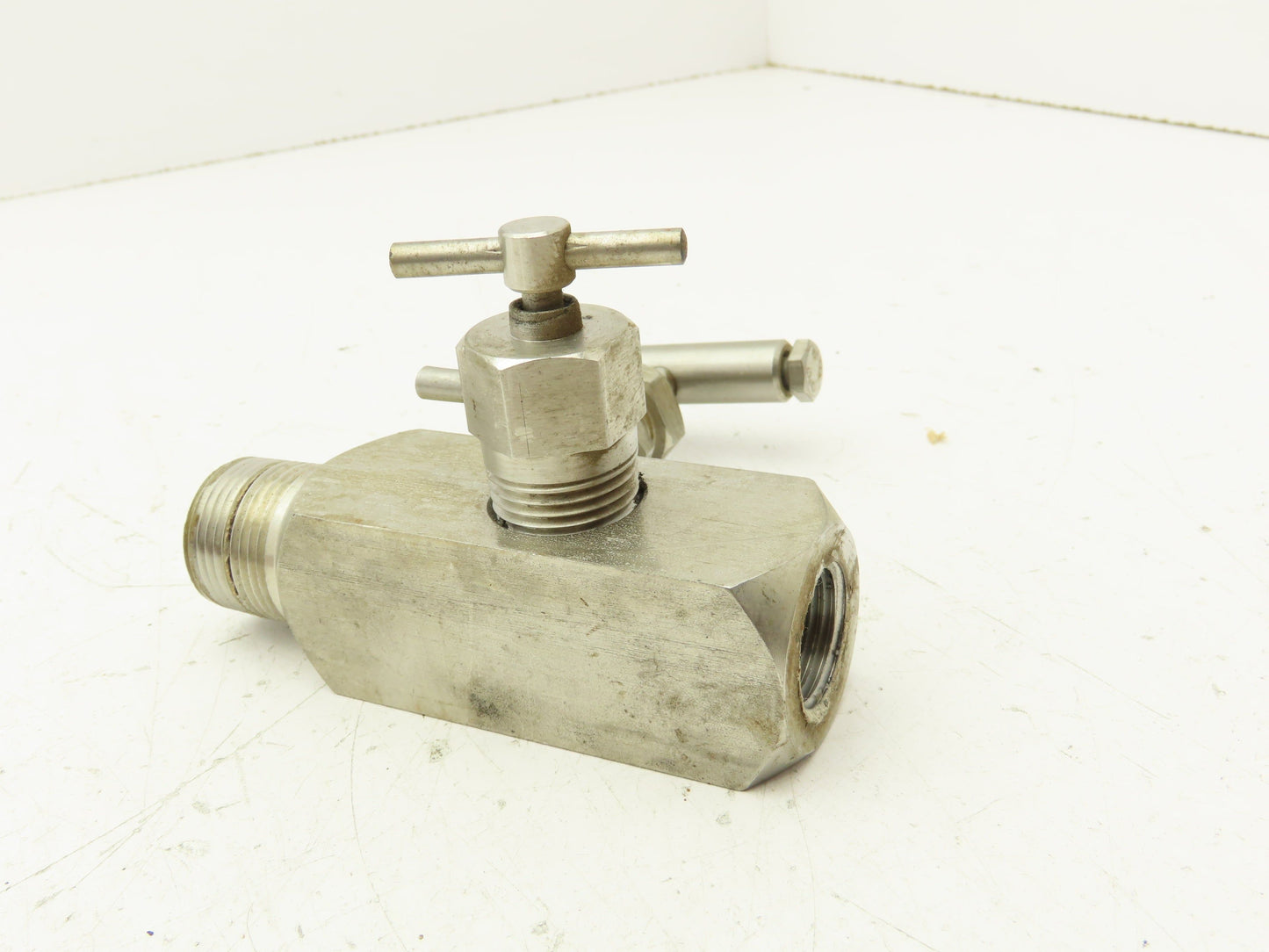 Hex Valve HB501U4131412 Block Bleed Needle Valve 6980PSIG Stainless Steel