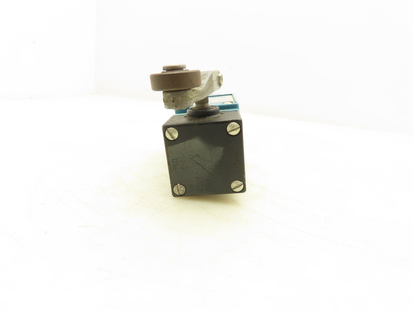 Honeywell LSA1A MDL B Micro Switch Heavy Duty Limit Switch 10A 600VAC Roller Arm