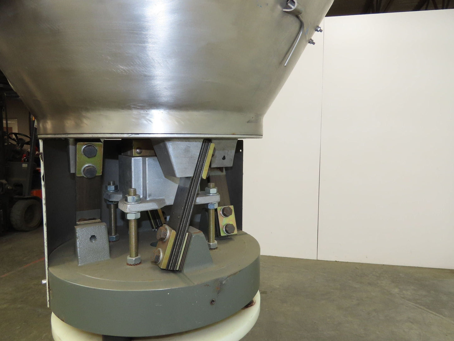 3 Master AO 40D Vibratory Small Parts Feeder 26" Stainless Bowl 115V 60"Pedestal