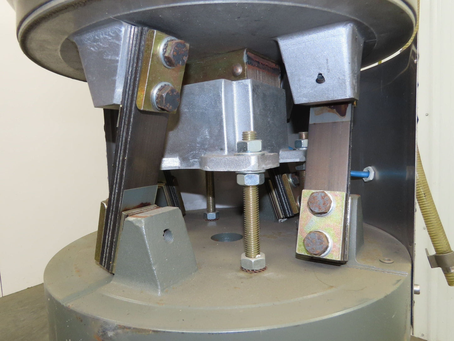 3 Master AO 40D Vibratory Small Parts Feeder 26" Stainless Bowl 115V 60"Pedestal