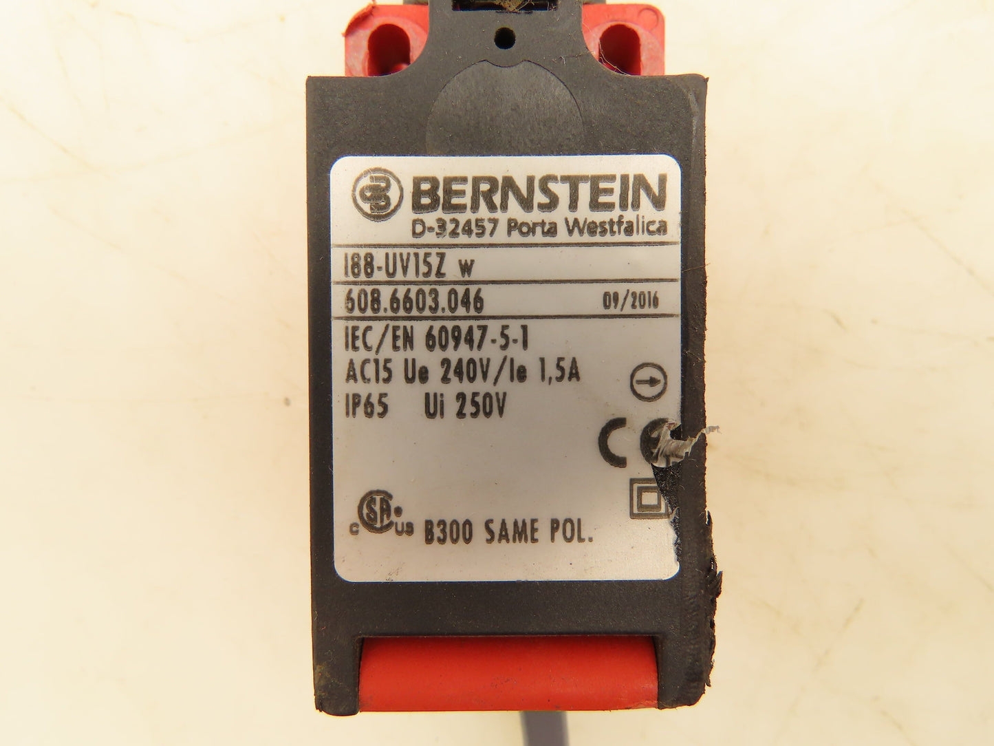 Bernstein I88-UV15Z Plastic Limit Switch Roller Plunger Head 240V 1.5A Lot of 4