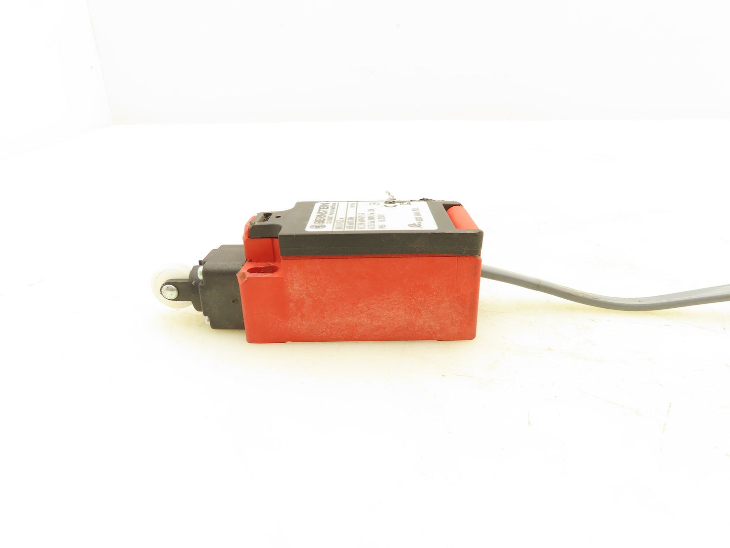 Bernstein I88-UV15Z Plastic Limit Switch Roller Plunger Head 240V 1.5A Lot of 4