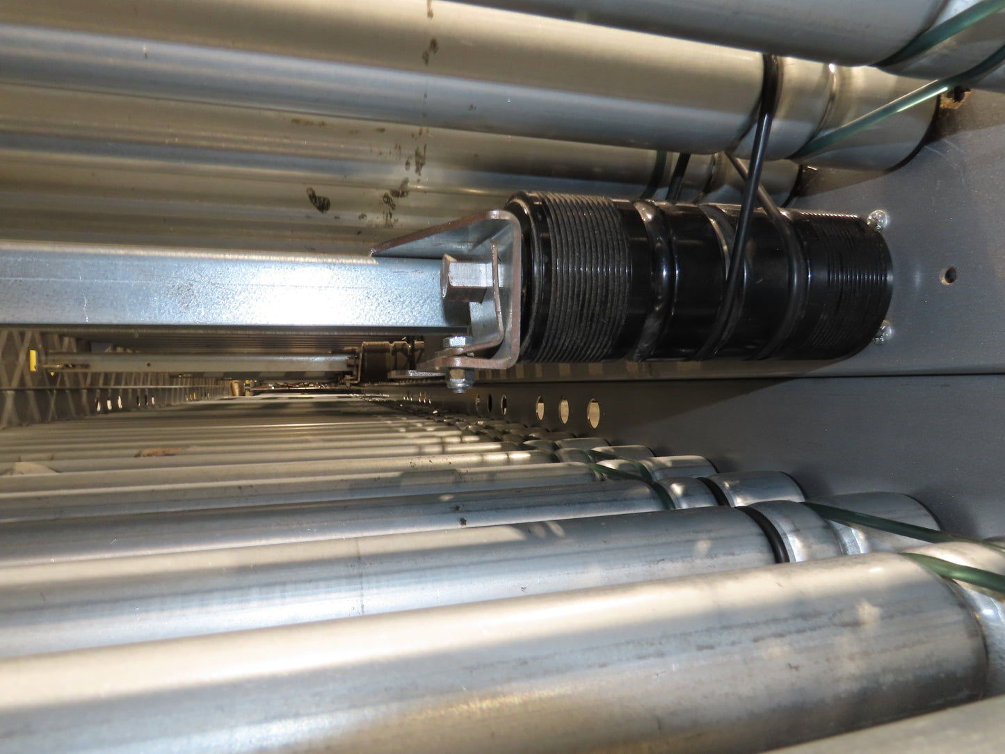 Hilmot 30"x 126' MDR 24VDC Motorized Roller Conveyor 27"BF Variable Speed Zones