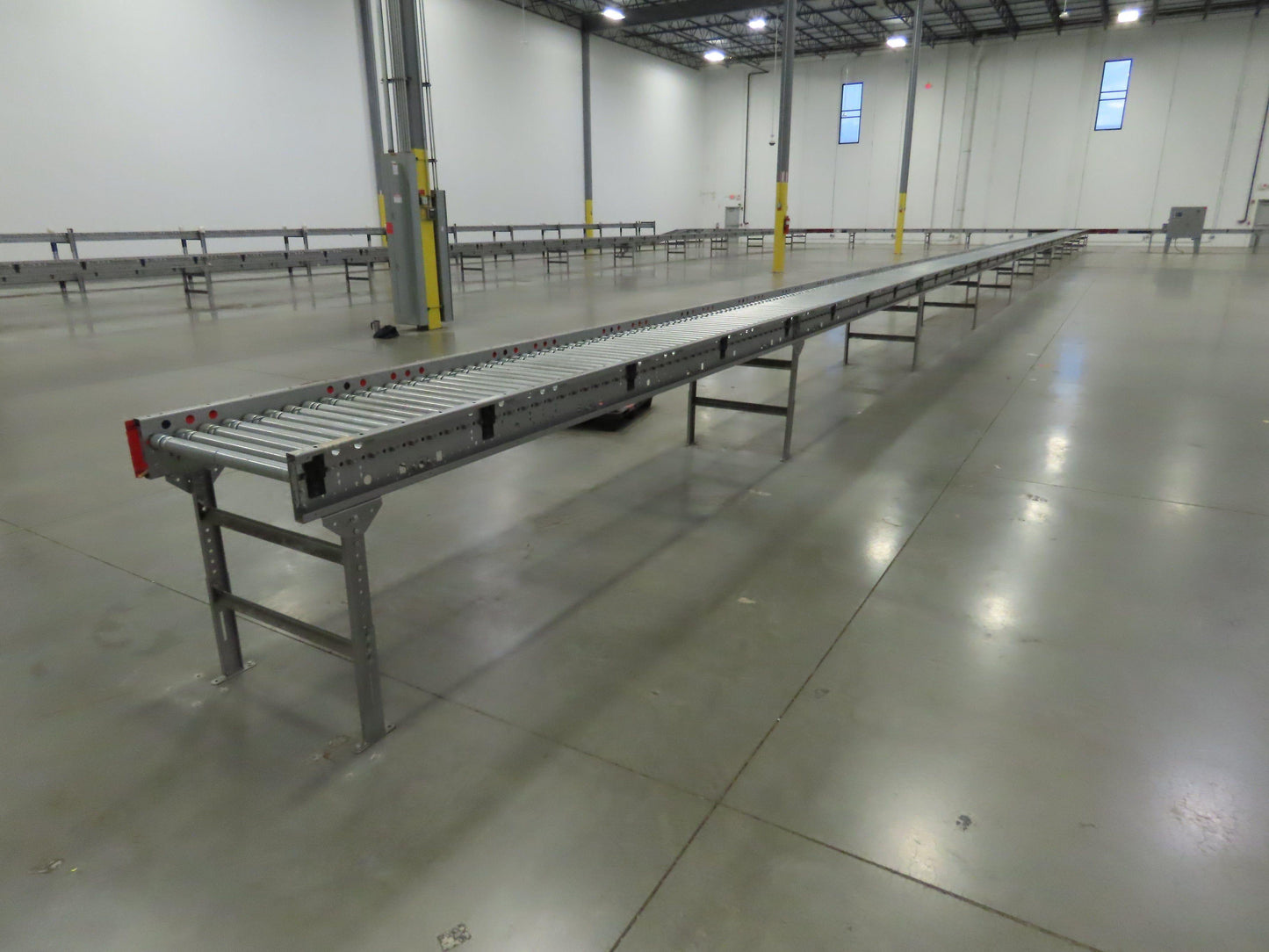 Hilmot 30"x 126' MDR 24VDC Motorized Roller Conveyor 27"BF Variable Speed Zones