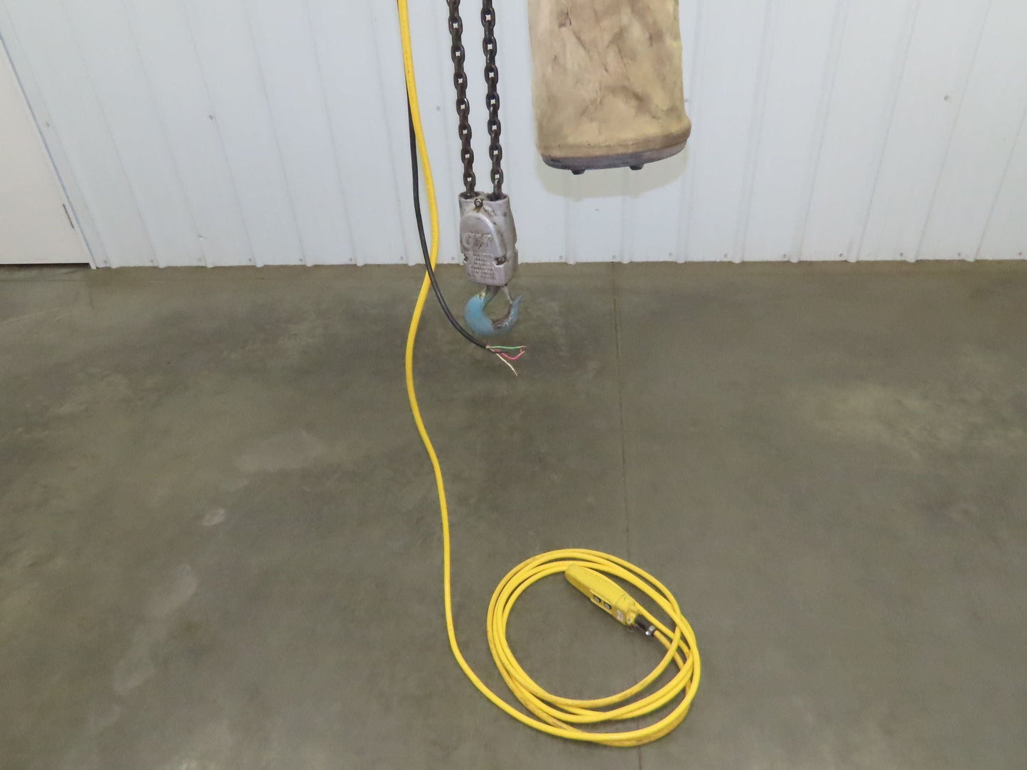 CM Lodestar RR Electric Chain Hoist 2 Ton 16 FPM 27' Lift 575 Volt 3PH