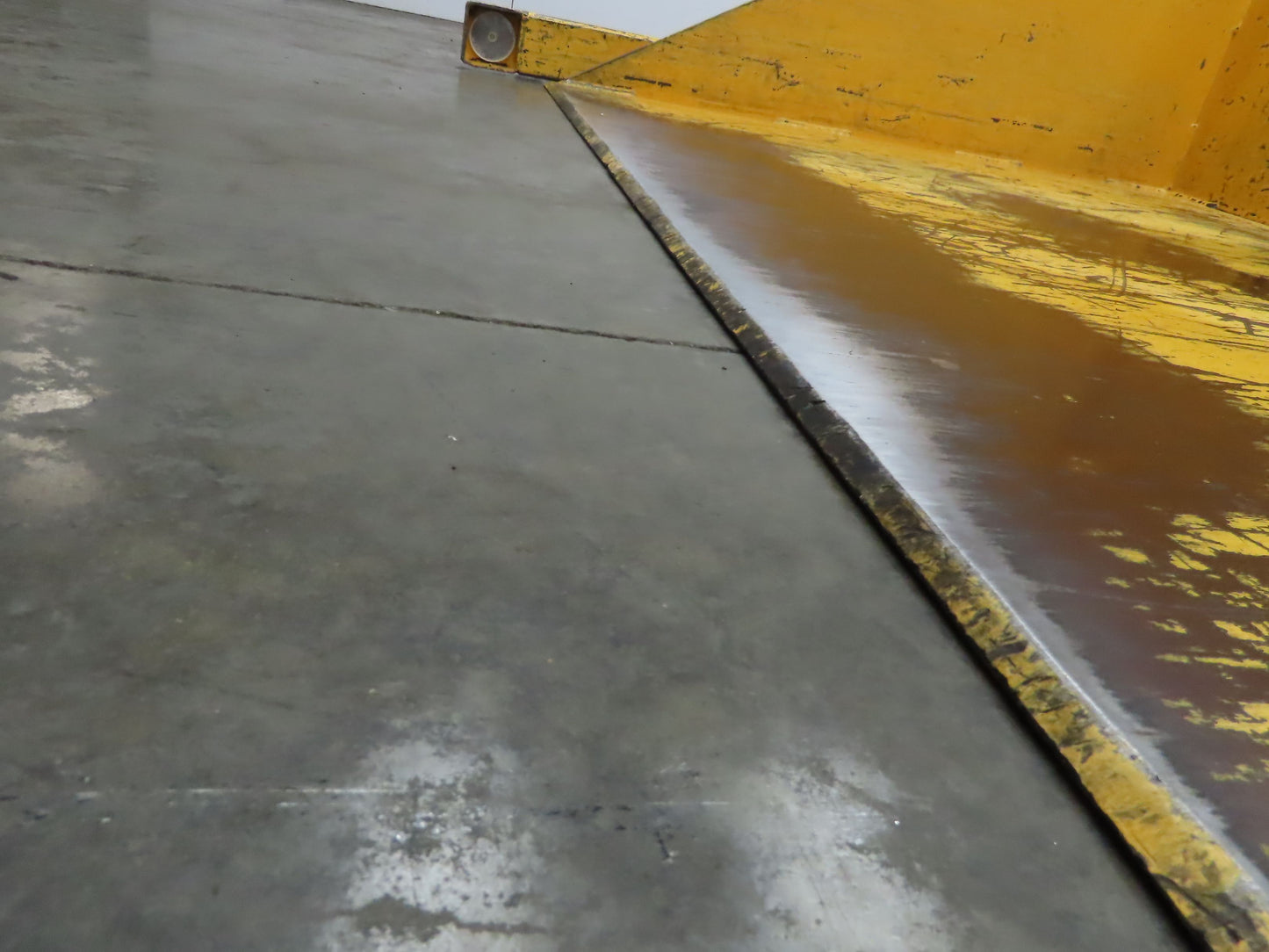 Econo Lift DO-HPT10 Drive On High Point Tilter Tote Tipper 1000lb 120V