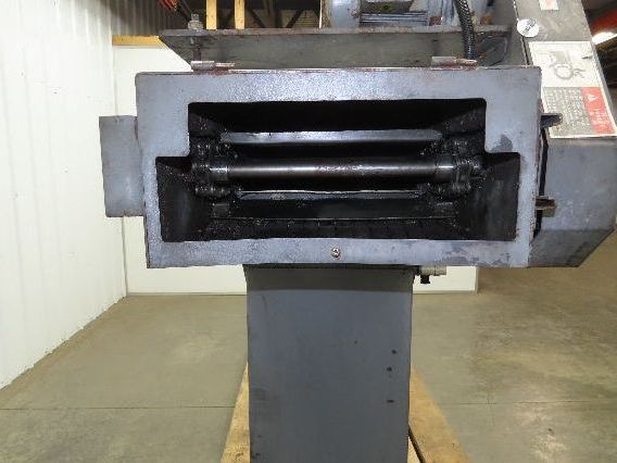 Shin Myung Magnetic Chip Conveyor with Drag Chain Scraper 14"x51" Infeed 220V